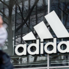 Logotip d'Adidas reflectit en una de les seves botigues.