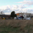 La construcció rural es troba a tocar de l'autovia de Bellissens.