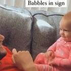 Captura del vídeo del bebè imitant el llenguatge de signes.