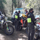 Uns Agents Rurals multant uns motoristes a Riudaura.