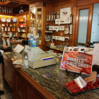 Unas mujeres comprando caramelos del 'Dijous Gras' en la pastelería Santacana de Valls.
