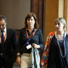 Victoria Álvarez als passadissos del Parlament el 27 de juny del 2017 amb la presidenta de la Comissió d'Investigació sobre l'Operació Catalunya, Alba Vergés.