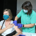 Una mujer recibiendo una dosis de vacuna anticovid.
