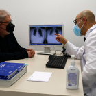 Plan|Plano general de Juan Manuel Ortiz, trasplantada de los pulmones, durante una revisión con el doctor Albert Jauregui, cabeza del Servicio de Cirugía Torácica de Vall d'Hebron.