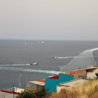 Lanchas de la Guardia Civil se acercan al barco Ángeles Alvariño, que este jueves ha encontrado el cuerpo de una niña en el mar.
