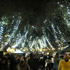 La Rambla de Barcelona, amb l'enllumenat de Nadal encès.