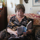 Plano abierto de la escritora Olga Xirinacs leyendo la última obra publicada 'Una bomba en un jardí'.