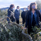 Pla mitjà de la consellera d'Agricultura, Teresa Jordà, al costat d'una olivera jove trencada pel pes de la neu.