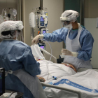 Dos enfermeras atendiendo a una paciente de covid-19.