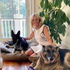 La esposa del presidente de los Estados Unidos, Jill Biden, con los dos perros.