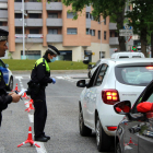 Dos agents de la Guàrdia Urbana de Tarragona durant un control de trànsit al carrer Joan Miró, durant el període de confinament.