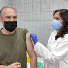 Imatge d'una persona posant-se la vacuna a Calafell.