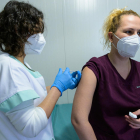 Una trabajadora sanitaria se vacuna en Bulgaria.