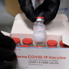 Una caja con viales de la vacuna de Moderna contra la covid-19 que ha llegado a Cataluña. 13 de enero del 2021.