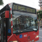 Un autobús de l'EMT circulant a la ciutat de Tarragona.