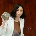 La presidenta de la Comunitat de Madrid, Isabel Díaz Ayuso, mostra a l'Assemblea de Madrid una llamborda suposadament utilitzada als disturbis