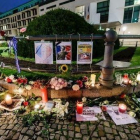 Imagen de muestras de homenaje al lugar donde asesinaron al profesor.