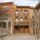 Façana de l'Ajuntament de la Riba, municipi de només 587 habitants.
