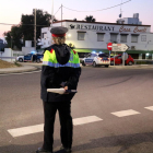 Una agent dels Mossos observant els controls que fan altres patrulles en el sentit nord de la intersecció de l'N-340 a les Cases d'Alcanar.