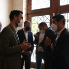 El conseller d'Empresa i Treball, Roger Torrent; i del president de l'Associació Empresarial Química de Tarragona (AEQT), Rubén Folgado, durant la reunió de treball feta a Tarragona.