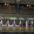 Pla general de les pantalles de l'aeroport de Reus apagades i sense cap vol anunciat durant l'estat d'alarma per coronavirus.