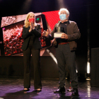 La alcaldesa de Valls, Dolors Farré, y de Juan Romero, casteller de la Colla Vella dels Xiquets de Valls, ganador del premio a la Trayectoria de la 15ª edición de la Nit de Castells.