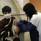 Una persona rebent la primera dosi de la vacuna d'AstraZeneca.