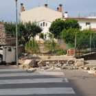 El cotxe patrulla de la Roca del Vallès després de xocar contra el mur de la casa dels pares de Salvador Illa