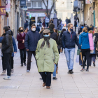 Gente paseando por el centro de Tarragona.