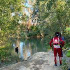 Submarinistas del cuerpo de los Bomberos rastreando el paraje donde ha desaparecido el chico que se ha ahogado mientras se bañaba en el río en Lleida