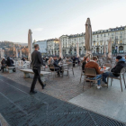 Decenas de personas en la terraza de una cafetería en Turín.