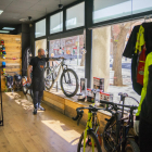 Albert Cifré a la seva tenda Teknibike de Tarragona amb poques bicicletes a l'aparador.