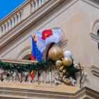 Les banderes estan ubicades a l'extrem superior del palau consistorial.