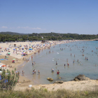 Imatge de la platja de l'Arrabassada, força plena, durant el primer cap de setmana de l'any amb temperatures totalment estivals.
