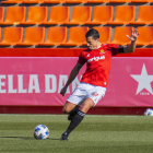 Jesús Rueda, intentando una salida de pelota durante un partido con la camiseta del Nàstic.