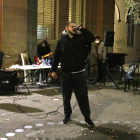 El raper Pablo Hasél interpretant una de les seves cançons a la jornada antirepressiva per demanar la seva llibertat, a Lleida.