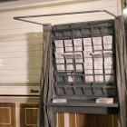 Una cabina de votació, en una demostració de com serà el dispositiu del 14-F.