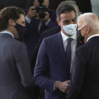 El president dels Estats Units, Joe Biden, el primer ministre espanyol, Pedro Sánchez, i el primer ministre canadenc, Justin Trudeau, parlen durant la cimera de l'OTAN.