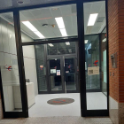 Ibercaja ha decidit retirar la porta de l'entrada de la seu de Torreforta perquè estava en mal estat.