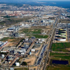 Imatge de l'expansió industrial que hi ha al voltant de la ciutat de Tarragona.