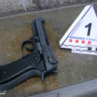 L'arma de foc intervinguda al detingut per vuit robatoris violents al Baix Penedès, que usava per intimidar les víctimes.