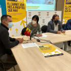 Presentación del nuevo Carné Joven de la Terra Alta con representantes del Consell Comarcal y la Agencia Catalana de Juventud.