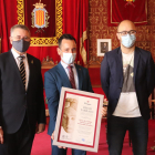 El president del Grup de Ciutats Patrimoni de la Humanitat, Rafael Ruiz, mostra el Premi Tàrraco acompanyat de l'alcalde de Tarragona, Pau Ricomà i del conseller de Patrimoni, Hermán Pinedo.