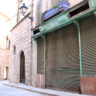 Entrada de Cal Masip, una antigua tienda de comestibles y una casa anexa al Consell Comarcal de la Conca de Barberà, en Montblanc.