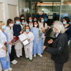 Médicos y enfermeros del CAP Horts de Miró han recibido rosas y placas de parte del AVV I de Maig.
