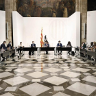 La mesa|tabla presidida por Aragonés con el resto de alcaldes.