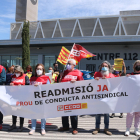 Personas que han protestado para exigir la readmisión de un trabajador despedido del SEM en Reus.