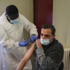 Un docent gironí rebent una vacuna contra la covid-19.