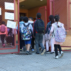 Uns alumnes entrant a l'escola la Farga de Salt.