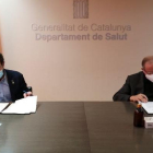 El secretari general de Salut, Marc Ramentol, i el president en funcions de PIMEC, Josep González, signant el conveni.